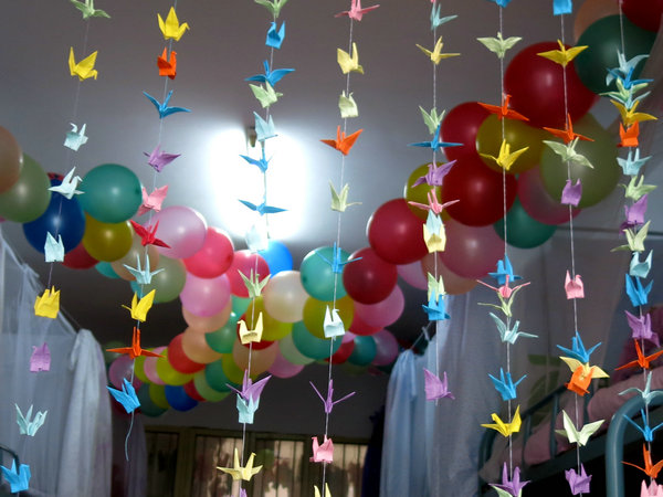 气球图四为"温馨小家"的毛笔字毫不逊色的男生们也给自己的宿舍换上新